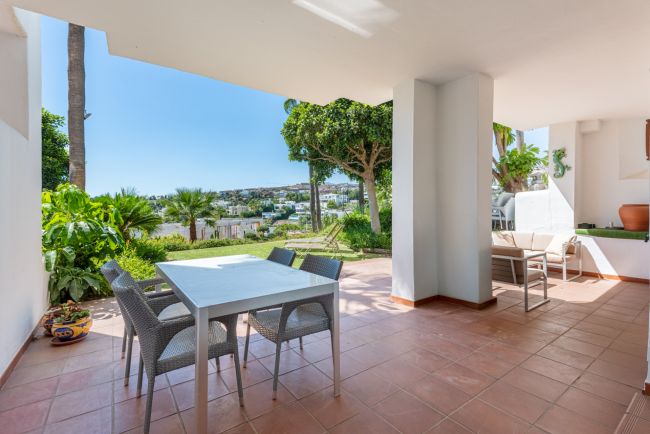 Nydelig leilighet med stor solrik terrasse og hage i pupulært innegjerdet anlegg!