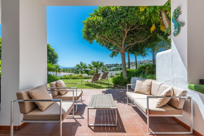 Nydelig leilighet med stor solrik terrasse og hage i pupulært innegjerdet anlegg!