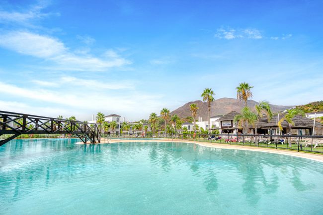 Snygg söderläge tre sovrum med spektakulär havsutsikt, beläget i den prestigefyllda Mirador de Estepona Hills