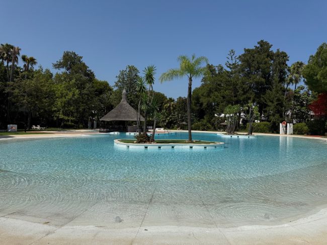 Leilighet på grunnplan til salgs i Alhambra del Golf, Estepona Øst