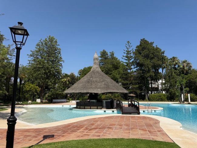 Leilighet på grunnplan til salgs i Alhambra del Golf, Estepona Øst