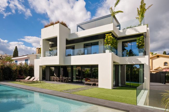 Exclusive Seafront Villa in Marbella