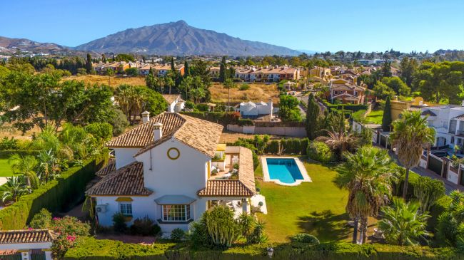 Vacker, sex sovrum Villa inbäddat i hjärtat av Guadalmina Alta, Marbella