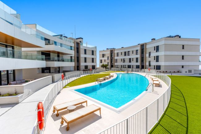 Luksuriøs sørvendt, helt nye tre soverom hevet 1. etasje leilighet som ligger i Vanian Views, Estepona