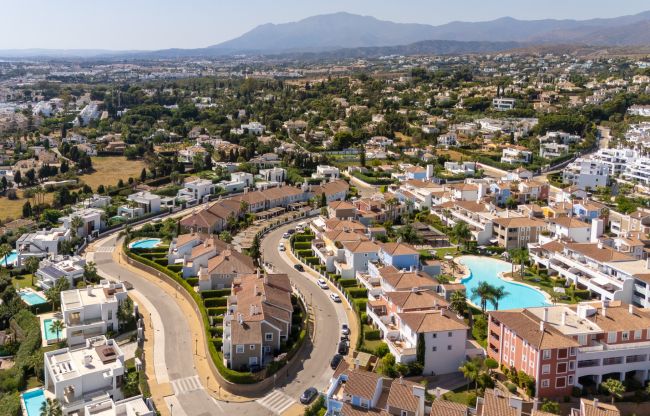 Charming Semi-Detached House with 3 Bedrooms and Private Garden