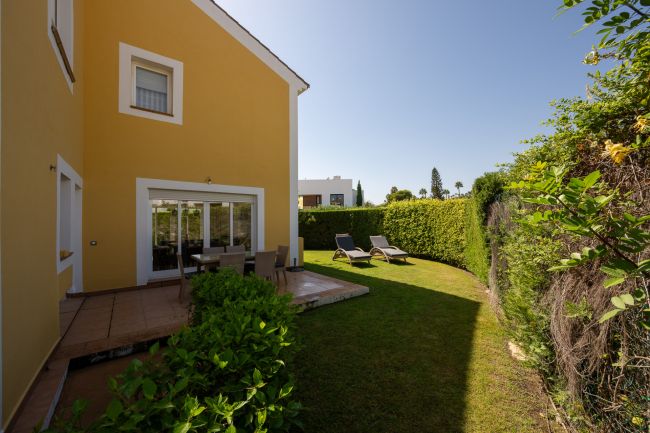 Sjarmerende tomannsbolig med 3 soverom og privat hage