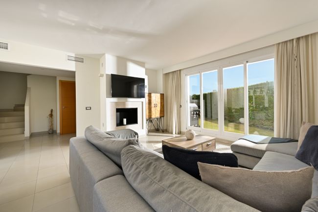 Sjarmerende tomannsbolig med 3 soverom og privat hage