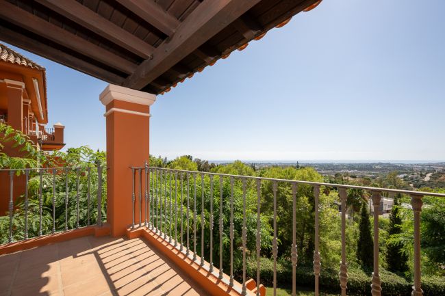 Exclusive 3 Bedroom Apartment with Panoramic Views and Huge Private Garage