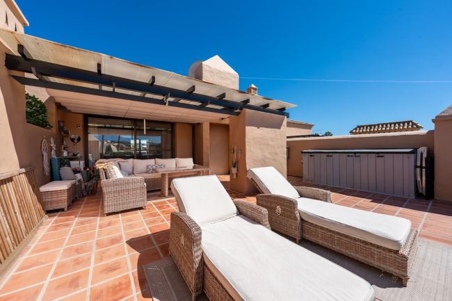 Stylish 3-Bedroom Duplex Penthouse in La Cartuja del Golf