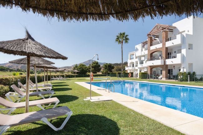 Welcome to this stunning and fully renovated penthouse with panoramic views over Higueral Golf, the mountains and the sea!
