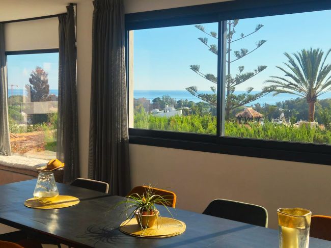 En fremragende moderne villa med gangavstand til stranden og panoramautsikt.