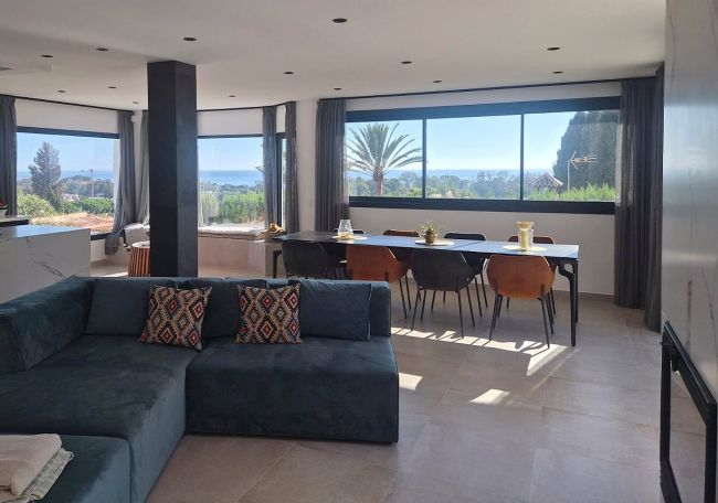 En fremragende moderne villa med gangavstand til stranden og panoramautsikt.