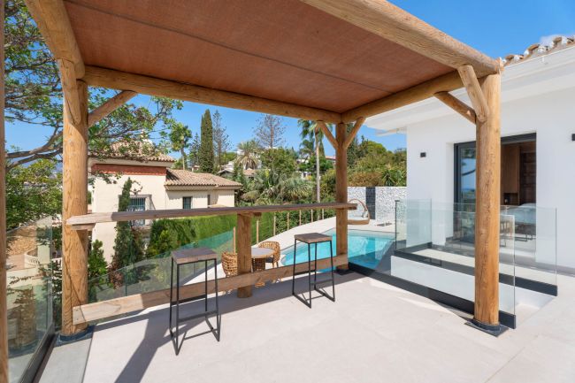 En fremragende moderne villa med gangavstand til stranden og panoramautsikt.