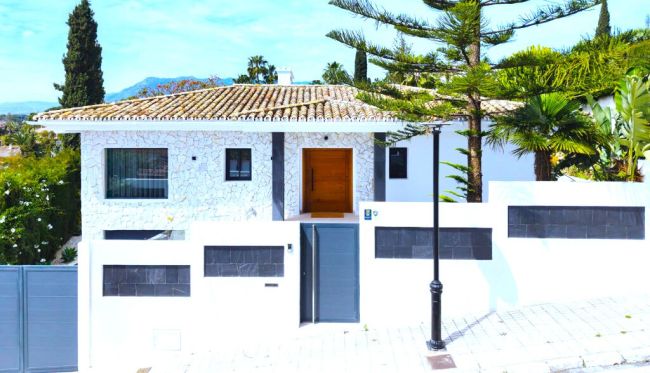 A superb modern villa walk to the beach with panoramic views.