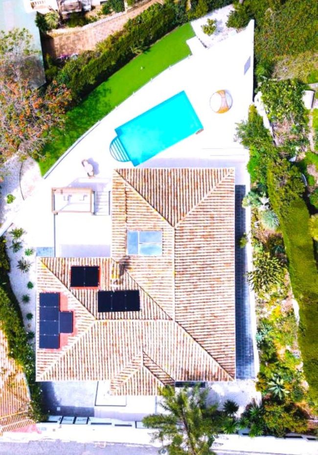 A superb modern villa walk to the beach with panoramic views.