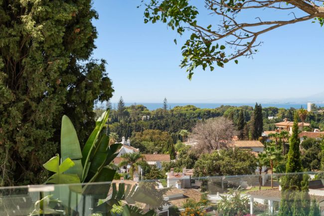 En fremragende moderne villa med gangavstand til stranden og panoramautsikt.