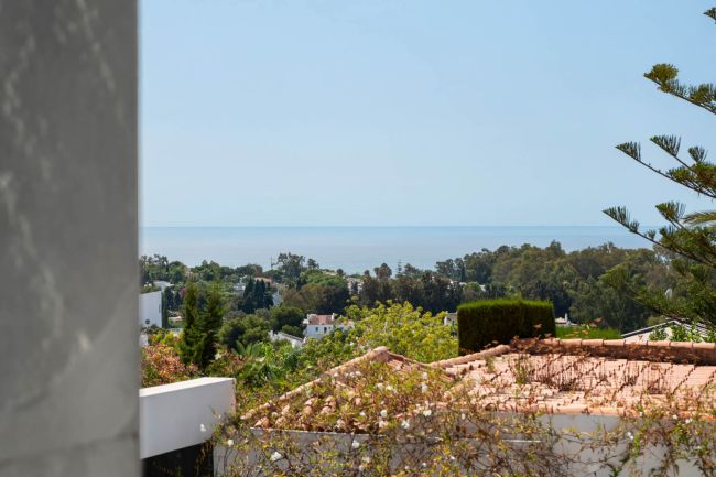 En fremragende moderne villa med gangavstand til stranden og panoramautsikt.