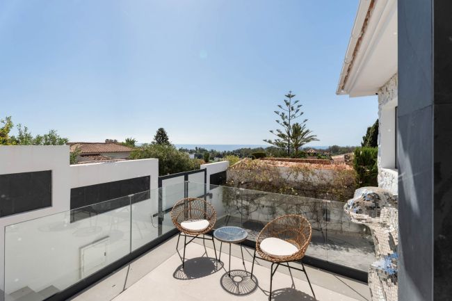 En fremragende moderne villa med gangavstand til stranden og panoramautsikt.