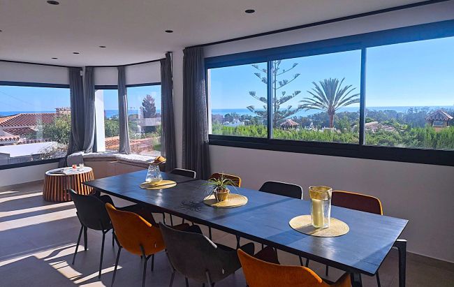 En fremragende moderne villa med gangavstand til stranden og panoramautsikt.