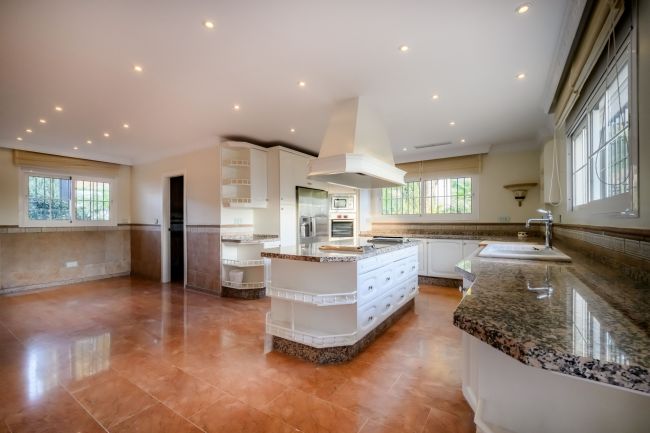 VILLA EN NUEVA ANDALUCIA - MARBELLA