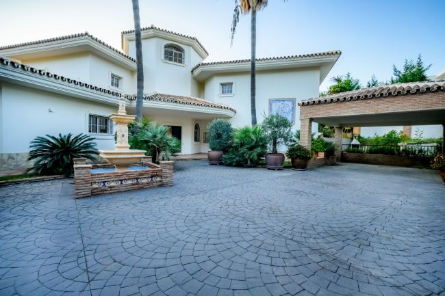 VILLA EN NUEVA ANDALUCIA - MARBELLA