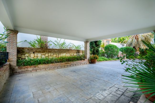 VILLA EN NUEVA ANDALUCIA - MARBELLA