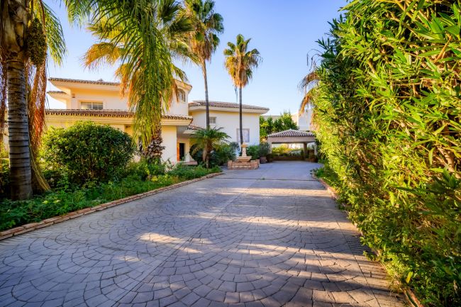 VILLA EN NUEVA ANDALUCIA - MARBELLA