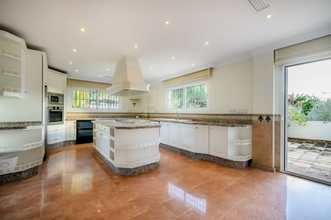 VILLA EN NUEVA ANDALUCIA - MARBELLA