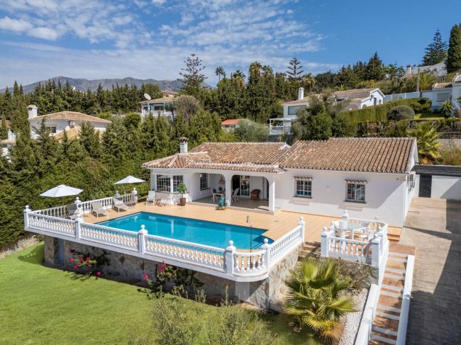 Eksklusiv villa med panoramautsikt og privat saltvannsbasseng i Sierrezuela, Mijas Costa