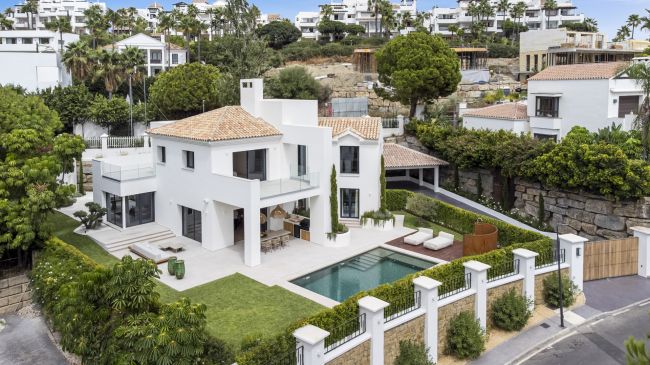 Elegant fully renovated 4-Bedroom Villa in La Alquería, Benahavís