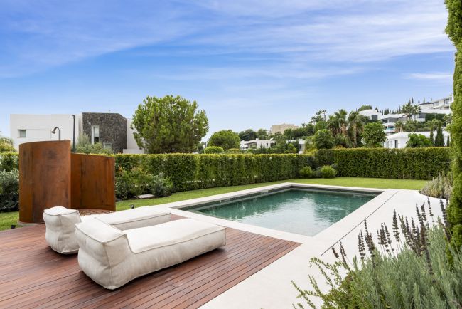 Elegant fully renovated 4-Bedroom Villa in La Alquería, Benahavís