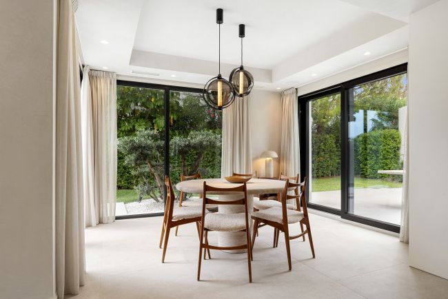 Elegant fully renovated 4-Bedroom Villa in La Alquería, Benahavís