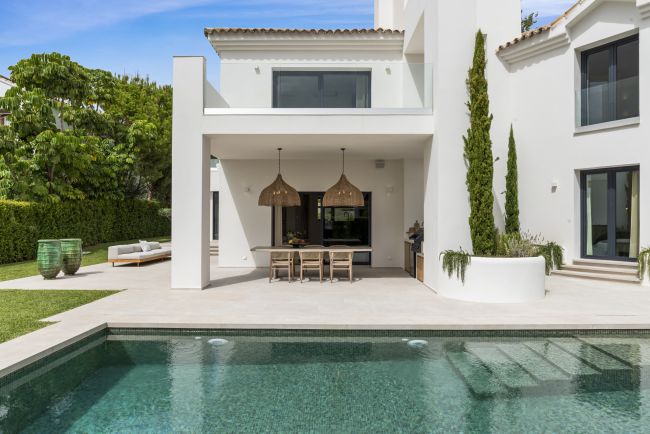 Elegant fully renovated 4-Bedroom Villa in La Alquería, Benahavís