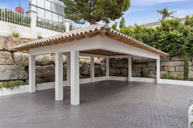 Elegant fully renovated 4-Bedroom Villa in La Alquería, Benahavís
