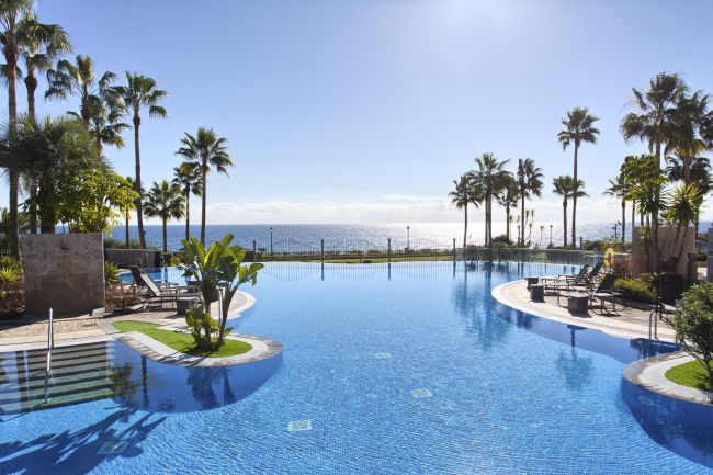 2-Bedroom Apartment in Exclusive Beachfront Urbanization – Mar Azul, New Golden Mile, Estepona