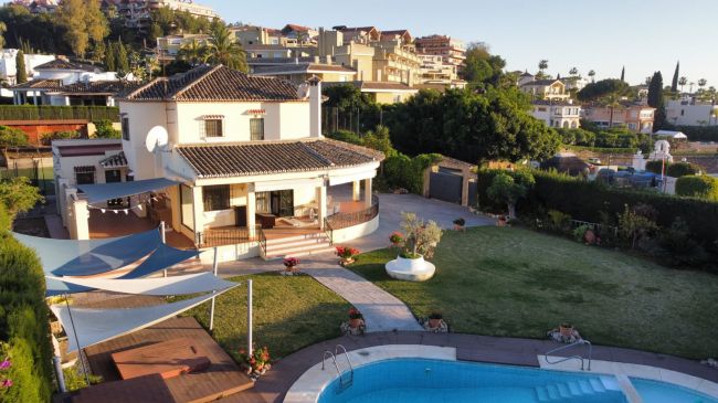 Villa next to Los Naranjos Golf Club – Privileged location in Nueva Andalucía, Marbella