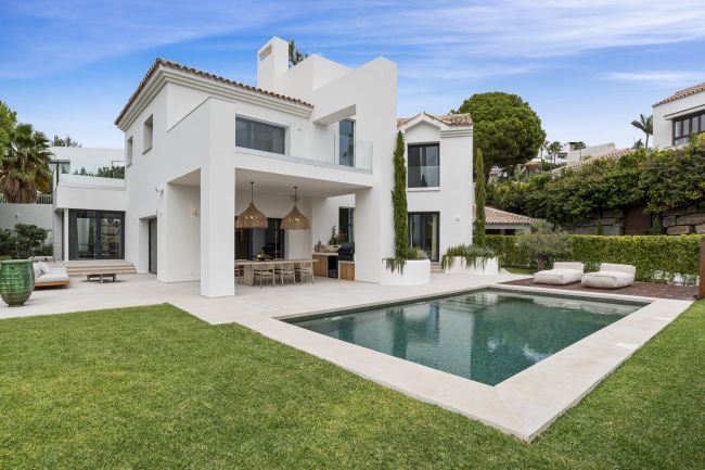 Exclusive 4 bedroom villa completely renovated in La Alqueria, Benahavís