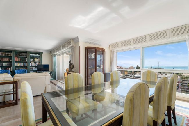 Utsøkt dupleks-topleilighet med 4 soverom og panoramautsikt over havet i hjertet av Marbella