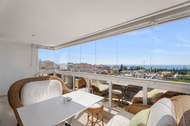 Utsøkt dupleks-topleilighet med 4 soverom og panoramautsikt over havet i hjertet av Marbella