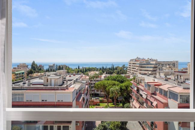 Utsøkt dupleks-topleilighet med 4 soverom og panoramautsikt over havet i hjertet av Marbella