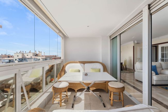 Utsøkt dupleks-topleilighet med 4 soverom og panoramautsikt over havet i hjertet av Marbella