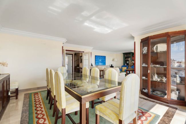 Utsøkt dupleks-topleilighet med 4 soverom og panoramautsikt over havet i hjertet av Marbella