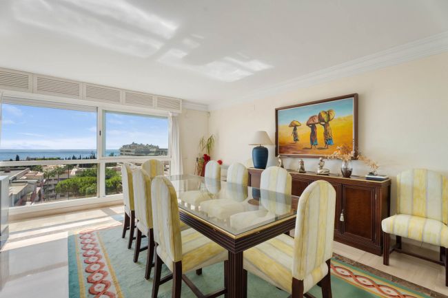 Utsøkt dupleks-topleilighet med 4 soverom og panoramautsikt over havet i hjertet av Marbella