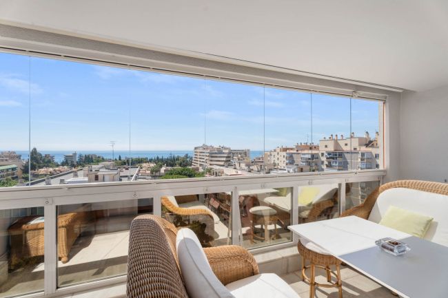 Utsøkt dupleks-topleilighet med 4 soverom og panoramautsikt over havet i hjertet av Marbella