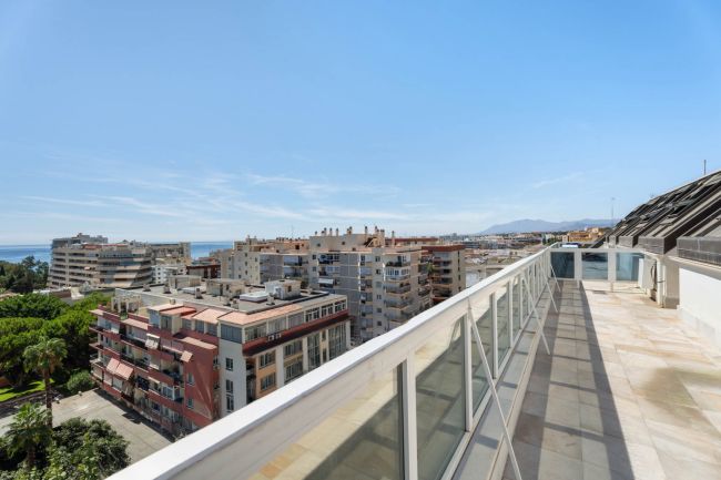 Utsøkt dupleks-topleilighet med 4 soverom og panoramautsikt over havet i hjertet av Marbella