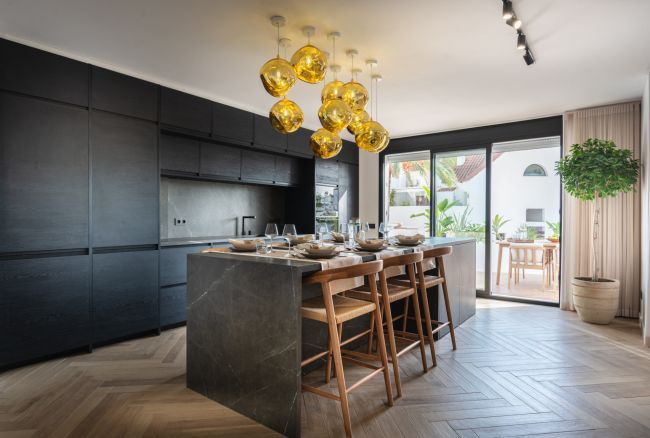 Discover your Marbella dream home — a freshly renovated 3-bedroom apartment in Nueva Andalucía with bright interiors, a spacious terrace, outdoor kitchen, and all amenities close by.