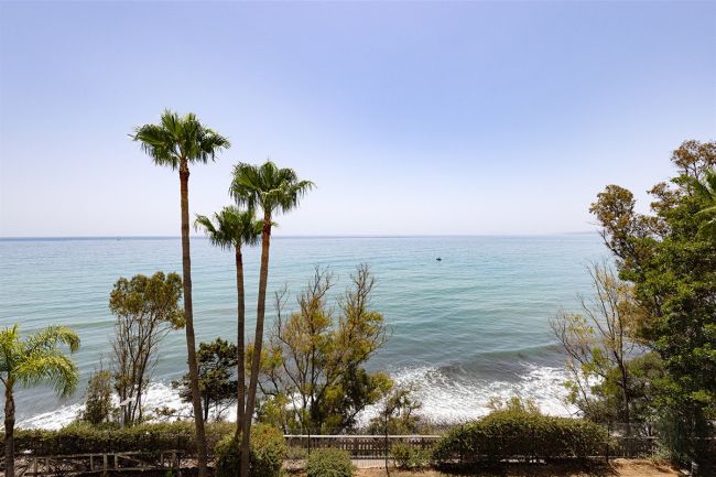 Exclusive Beachfront Penthouses and apartments – Experience Estepona at Its Finest – Stunning with Panoramic Sea Views