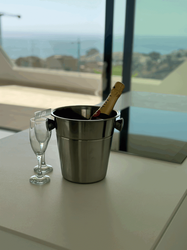 Exquisite Corner 3-Bedroom Apartment with Panoramic Sea and Marina Views