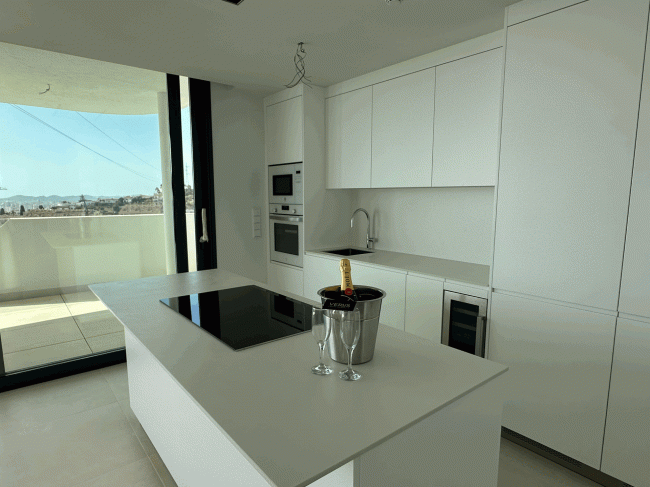 Exquisite Corner 3-Bedroom Apartment with Panoramic Sea and Marina Views