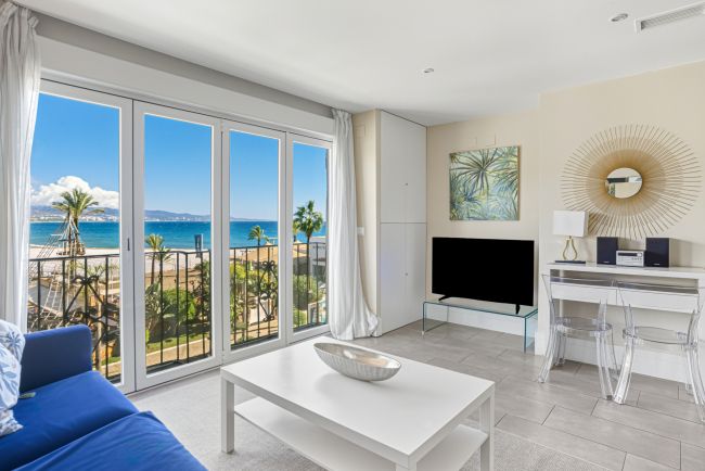 Två sovrum, strandfront lägenhet med havs- och bergsutsikt, beläget i hjärtat av Puerto Banús.